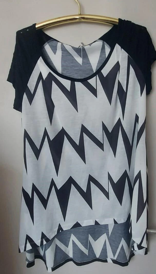 Mat. Zwart-wit zigzag top met korte mouwen, maat S